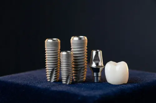 インプラントメーカー